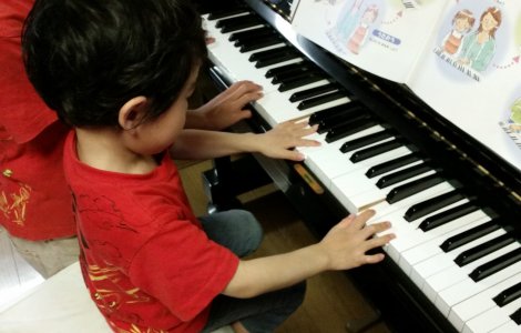 ピアノ教室集客のチラシポスティングで、指導者の経歴はポスティングの効果に影響する